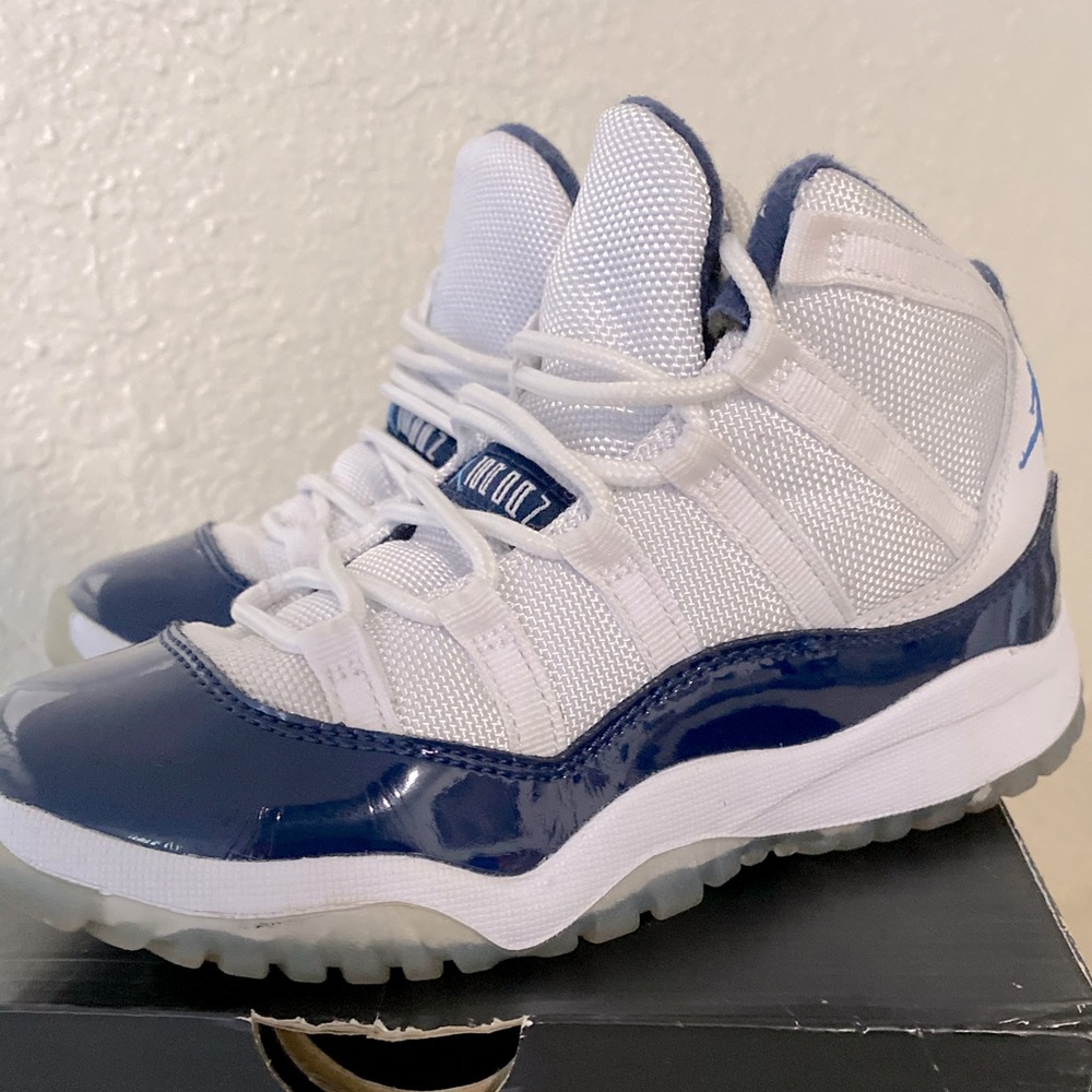 AIR JORDAN 11